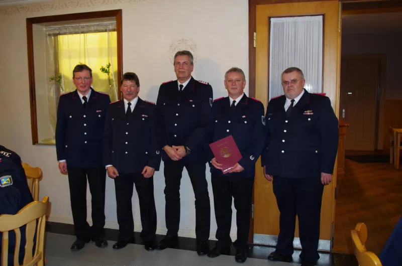 V. l. n. r.: Karl Neuwerk, Hans-Jürgen Lorenzen, Uwe Weidemann, Andreas Bruns und Amtswehrführer Gerhard Nörenberg