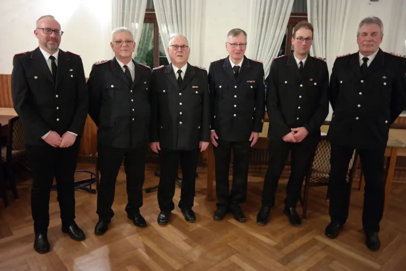 V. l. n. r.: der neu gewählte stellv. Wehrführer Ulf Quickert, Andreas Bruns (20 Jahre), Hans-Heinrich Petersen (50 Jahre), Ortswehrführer Karl Neuwerk, Helge Naeve und Uwe Weidemann (je 20 Jahre)